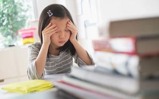 Bé 4 tuổi sốt ho kéo dài là bị cúm hay Covid-19? 4 điểm phân biệt mẹ cần nắm rõ để kịp thời điều trị