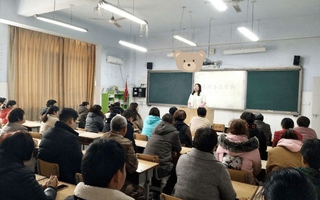 Có 2 kiểu cha mẹ sau mỗi buổi họp phụ huynh: Một bên khiến con sợ hãi, một bên giúp con trưởng thành