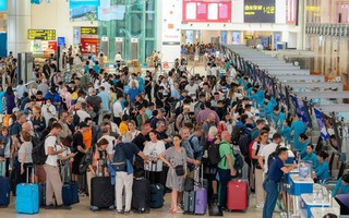 Gần 220.000 người đổ về sân bay Nội Bài, Tân Sơn Nhất hôm nay