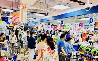 TTTM đông nghịt, hàng ăn hầu như không còn chỗ trống