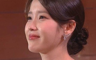 'Khi cuộc đời cho bạn quả quýt' thắng lớn, IU bật khóc ở Baeksang 2025