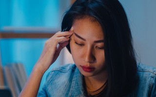 Nghe tin mẹ đẻ bị viêm phổi, tôi muốn gửi biếu 5 triệu lo thuốc men nhưng chồng vừa đưa tiền vừa nói một câu khiến tôi ngã quỵ