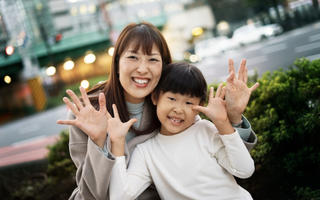 Đừng để tình yêu biến thành gánh nặng: 3 sai lầm của cha mẹ khiến con cái kiệt quệ, tương lai không ngóc đầu lên được