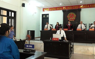 Đưa điện thoại cho nhân viên ngân hàng khi giao dịch, nhiều người bị lừa