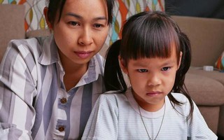 Giọng người mẹ nghẹn ngào: "Thầy giáo ơi, tôi bất lực rồi! Cả đời hy sinh cho nó, giờ thành kẻ vô ơn!"
