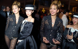 Khung hình khó hiểu của Jennie - Lisa (BLACKPINK) tại Met Gala 2025: Chuyện gì xảy ra thế này?