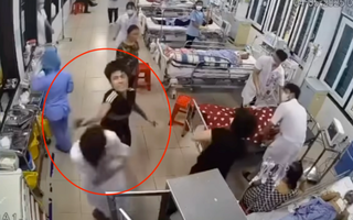 Camera ghi lại cảnh con trai bệnh nhân đánh liên tiếp vào đầu nhân viên y tế BV Đa khoa Nam Định