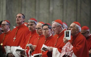 Các hồng y bước vào mật nghị bầu giáo hoàng, thế giới chờ 'làn khói trắng' từ Vatican