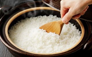 Cảnh báo sai lầm cực nghiêm trọng khi ăn cơm: Có thể gây tử vong!