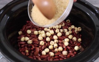 Cứ sang hè mẹ lại nấu cháo đậu đen kèm hạt sen giục con ăn, 30 năm sau tôi mới xúc động hiểu tại sao