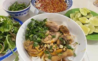 Cách nấu mì Quảng gà ngon chuẩn vị đơn giản