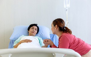 Mẹ chồng nhập viện, tôi đến thăm thì sửng sốt khi thấy vợ cũ của chồng đang chăm sóc bà: Câu chị ấy nói làm tôi nhục nhã