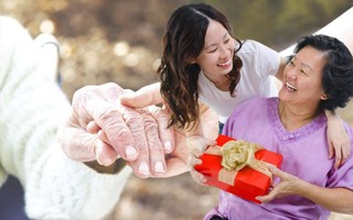 Không ở cùng mẹ, tôi đã làm một việc mà hàng xóm bảo là… "kỳ cục mà hay"
