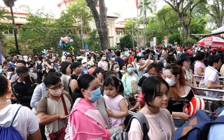 "Khối nghỉ hè" ùa vào Thảo Cầm Viên, cảnh tượng đông khó tin trong ngày 1/6 ở TP.HCM