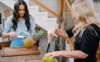 Meghan Markle gây sốt với mẹo bổ dứa “cực đỉnh” trong cảnh quay bị cắt khỏi series Netflix