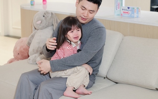 Có chuyện gì khiến cô bé tỏa nắng như Pamiuoi phải gục đầu vào vai ba Long òa khóc nức nở?