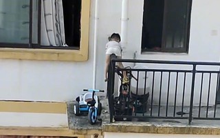 Ở nhà một mình trong kỳ nghỉ hè, bé gái khiến cả khu chung cư thót tim khi chứng kiến khoảnh khắc xảy ra tại lan can tầng 7