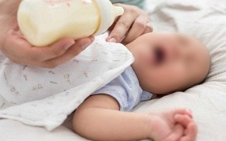 Mẹ mệt mỏi, con quấy khóc và sự thật đằng sau những lần xì xoẹt đi ngoài sau uống sữa của con