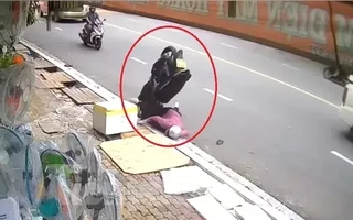 [CLIP] Người phụ nữ và xe máy lộn nhào, cắm đầu giữa đường