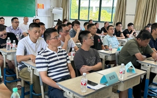Giáo viên đứng lớp 40 năm nói thẳng: Không tâm linh nhưng nhìn dáng ngồi của cha mẹ khi đi họp phụ huynh, biết ngay con họ giàu sang hay lận đận