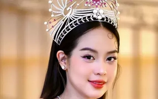 Thanh Thủy trước khi trao lại vương miện