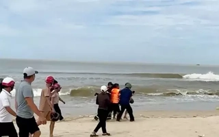 Quảng Bình: Hai vợ chồng mất tích trên sông Dinh, thi thể người chồng trôi dạt trên biển