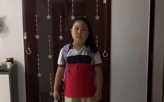 Bức ảnh chụp cô bé với gương mặt không cảm xúc khiến netizen thả "haha", nhưng biết sự thật đằng sau lại quay hết sang trách cha mẹ