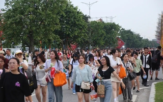 Biển người đổ về Hưng Yên