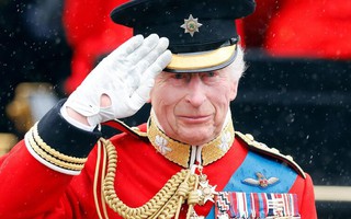 Bức ảnh hiếm thời niên thiếu của Vua Charles tại lễ diễu binh Trooping the Colour khiến dân mạng “xôn xao” vì quá khác lạ