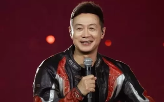 Hàng vạn người 'tắm mưa', khản giọng cổ vũ 33 anh tài tới đêm