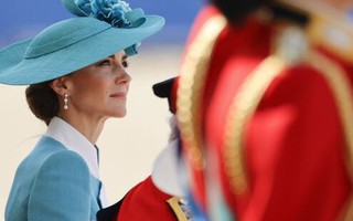Thông điệp tinh tế ẩn sau bộ cánh màu ngọc lam "tuyệt đối điện ảnh" của Vương phi Kate tại lễ diễu binh