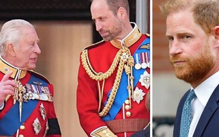 Cuộc trò chuyện của Vua Charles và Thân vương William trên ban công Cung điện Buckingham gửi đi một thông điệp rõ ràng đến Harry