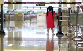 Người cha tranh thủ ra ngoài lúc con đang ngủ, không ngờ khi trở về lại chứng kiến điều ám ảnh cả đời
