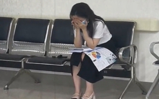 Khoảnh khắc cô gái 23 tuổi bị ung thư máu ngồi khóc ở hành lang bệnh viện khiến nhiều người đau lòng: Đừng bỏ qua những dấu hiệu bệnh