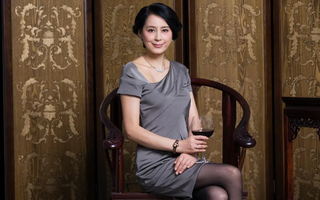 Bố tôi tái hôn với một người phụ nữ hơn ông 6 tuổi, từ ngày đầu dọn về sống chung, tôi choáng váng vì mọi thứ xung quanh