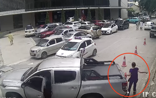 Đi bộ trong bệnh viện, nữ bệnh nhân bị xe bán tải tông trúng
