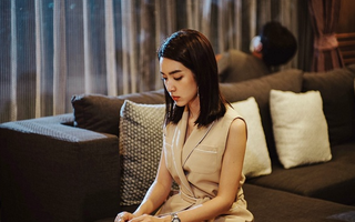 Bố chồng mất, tôi lặng lẽ lau ảnh thờ thì thấy phía sau có dòng chữ khiến tôi run lẩy bẩy, không biết phải sống sao