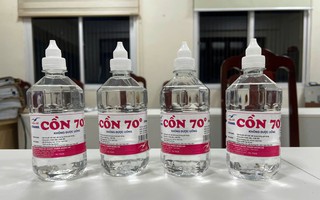 Bóc trần chiêu trò sản xuất cồn y tế giả của Phó Chủ tịch thị trấn ở Hà Nội