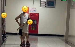 Hàng xóm cho con trượt patin ở hành lang chung cư, bị góp ý thì nói: "Thích thế đấy, xuống mà báo bảo vệ"