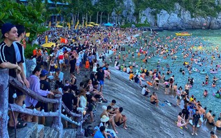 Cảnh tượng đông nghịt tại một bãi biển miền Bắc ngày cuối tuần: "Mùa hè đã thật sự đến rồi"!