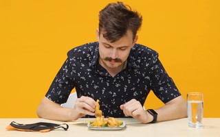 Khách Nga thốt lên "trời đất ơi" ngay khi nhìn thấy 1 món ăn vặt của Việt Nam, nếm 1 miếng liền bỏ cuộc