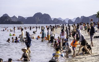 Người dân Hạ Long đưa trẻ nhỏ ra biển tránh nóng