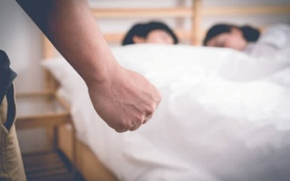 Bắt quả tang vợ đi với nhân tình, chồng trẻ gây thương tích nghiêm trọng