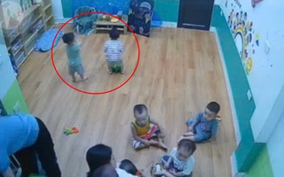 Cô giáo vừa bày hoa quả ra để dạy học thì 2 búp măng non liền xuất hiện và làm ngay 1 việc khiến các cô vừa hoảng vừa buồn cười