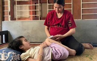 Thai phụ vừa trải qua nỗi đau mất con, cầu xin sự sống cho đứa còn lại mắc cùng một căn bệnh quái ác