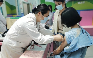 Tại sao vắc xin HPV phải tiêm sau khi nữ giới 9 tuổi, tiêm sớm hơn được không?