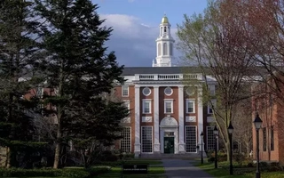 Tổng thống Mỹ Trump ký lệnh hạn chế thị thực sinh viên Đại học Harvard