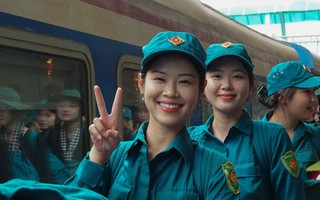 Ga Hà Nội rộn ràng đón đoàn quân nhân ra làm nhiệm vụ A80, "khối hoa hậu" đẹp rạng ngời bất chấp nắng nóng!