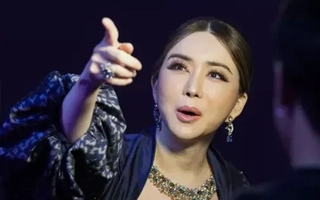 Tỷ phú chuyển giới Hoa hậu Hoàn vũ từ chức