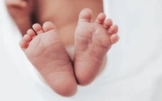 Người phụ nữ bất ngờ sinh con trai khoẻ mạnh sau khi y tá tuyên bố thai nhi đã chết